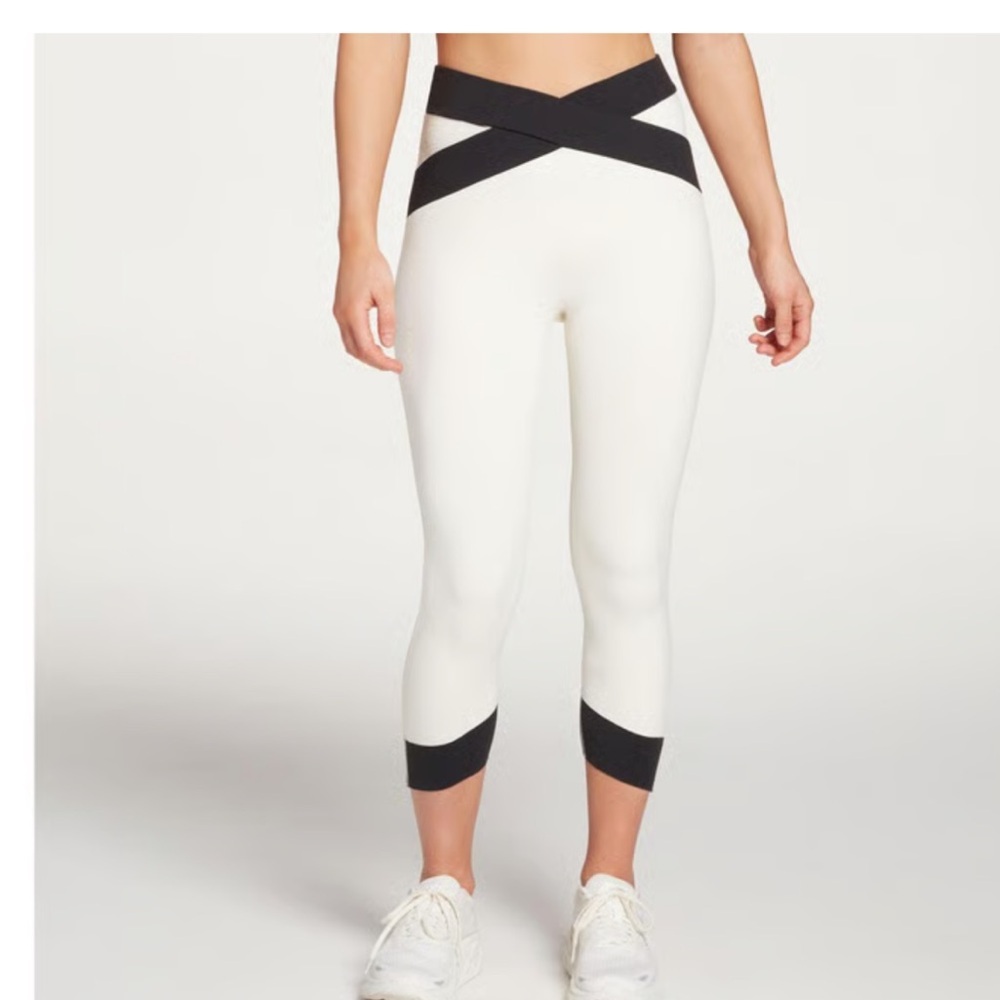 Calia High Rise Capri Black and White. New with Tag! Size M